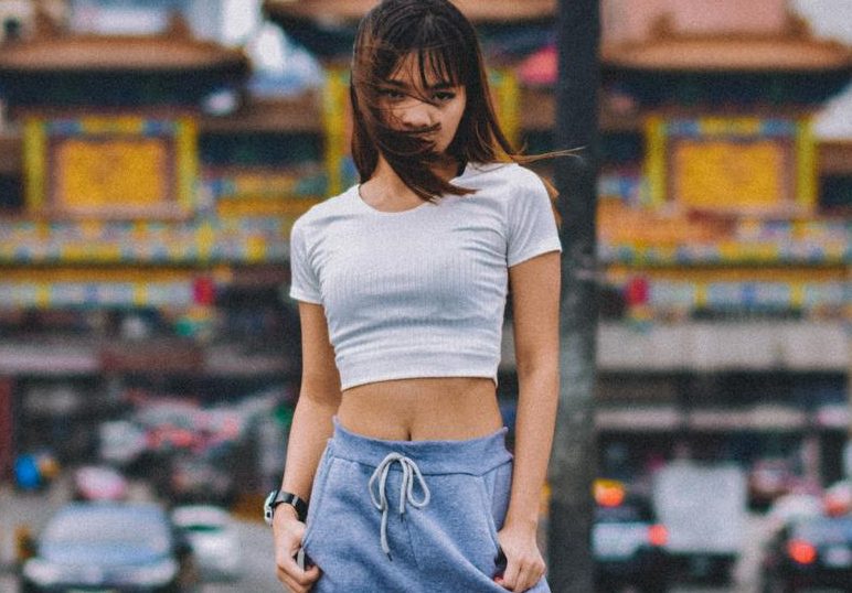 Pakaian Atasan Crop Top Dengan Sudut Pandang Orang