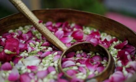 Tradisi Mandi Dengan Menggunakan Beberapa Jenis Bunga