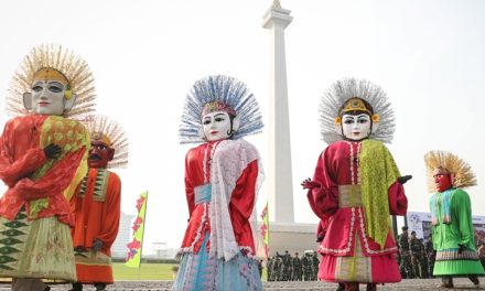 Keragaman Betawi Ondel Ondel Yang Besar Dan Berjalan