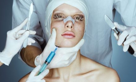 Tindakan Medis Melakukan Operasi Plastik Di Sebuah Bagian