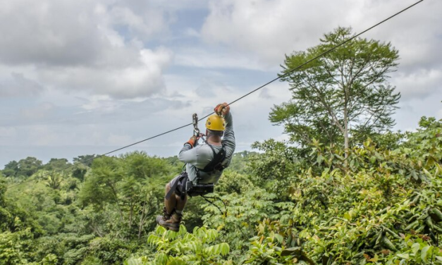 Wahana Permainan Tinggi Flying Fox Cukup Ekstrem