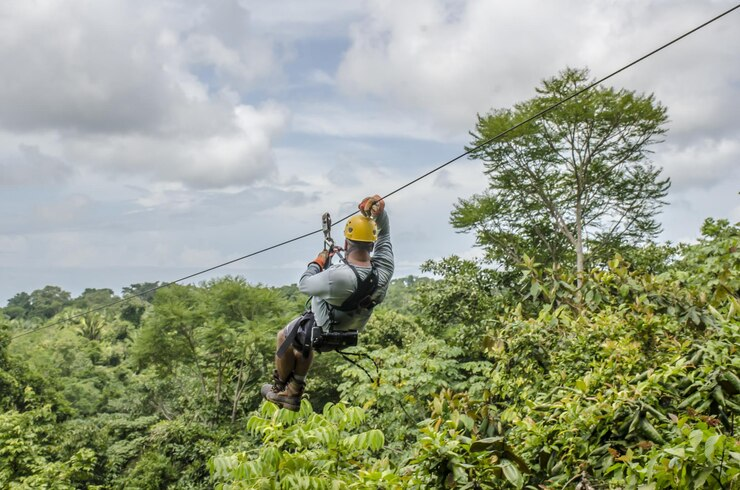 Wahana Permainan Tinggi Flying Fox Cukup Ekstrem