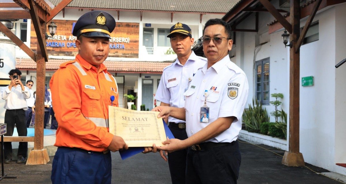 Seorang Petugas KAI Yang Menjalankan Dan Memberhentikan