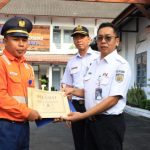 Seorang Petugas KAI Yang Menjalankan Dan Memberhentikan