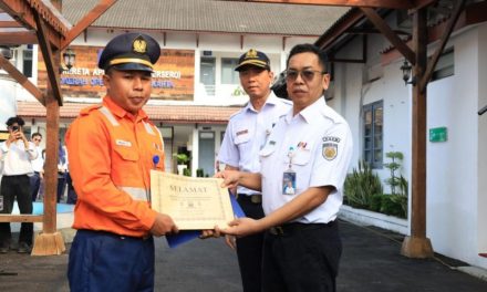 Seorang Petugas KAI Yang Menjalankan Dan Memberhentikan