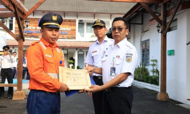 Seorang Petugas KAI Yang Menjalankan Dan Memberhentikan