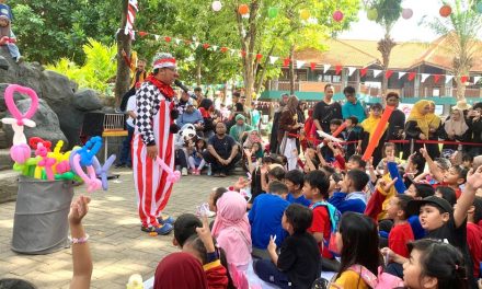 Seorang Pelawak Badut Yang Mempunyai Atraksi