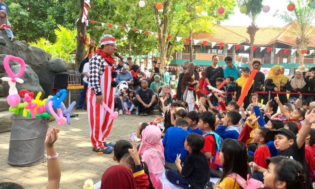 Seorang Pelawak Badut Yang Mempunyai Atraksi