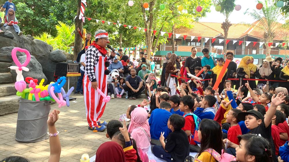 Seorang Pelawak Badut Yang Mempunyai Atraksi