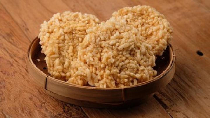 Camilan Harian Rengginang Dari Nasi Yang Di Olah