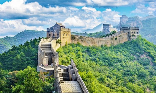 Pembangunan Sebuah Tembok Raksasa Besar Di China