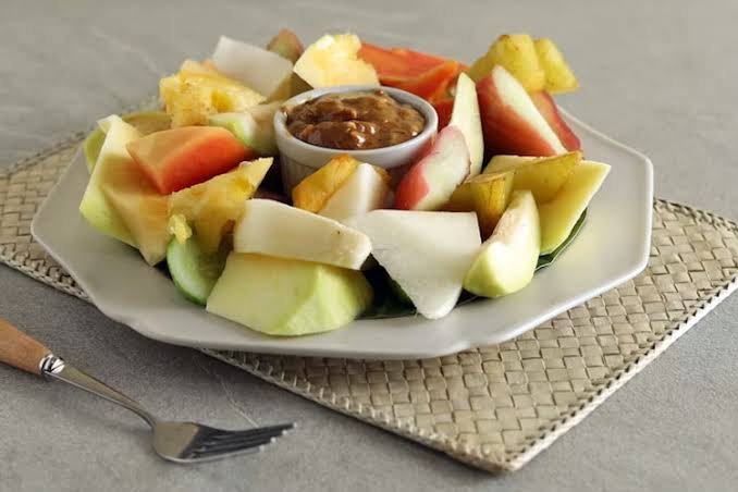 Campuran Buah Menjadi Kuliner Khas Rujak
