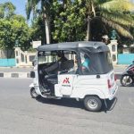 Transportasi Unik Bajaj Dengan Roda Tiga