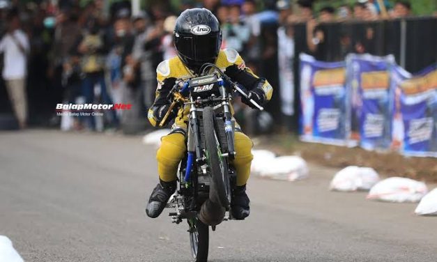 Sebuah Gaya Drag Pada Gerakan Biasanya Balapan