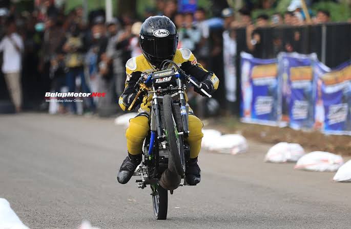 Sebuah Gaya Drag Pada Gerakan Biasanya Balapan