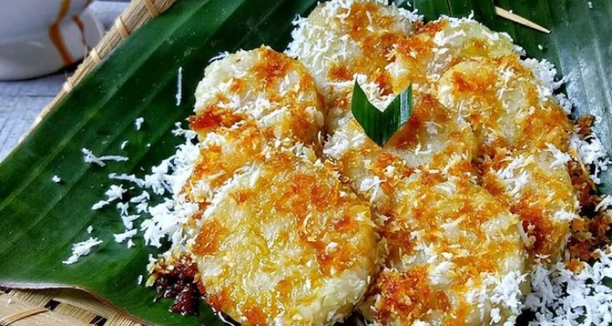 Jajanan Indonesia Lupis Dengan Siraman Gula Merah