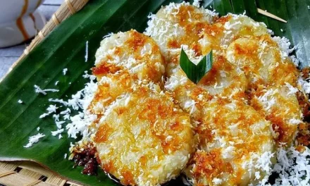 Jajanan Indonesia Lupis Dengan Siraman Gula Merah