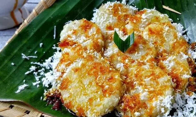 Jajanan Indonesia Lupis Dengan Siraman Gula Merah