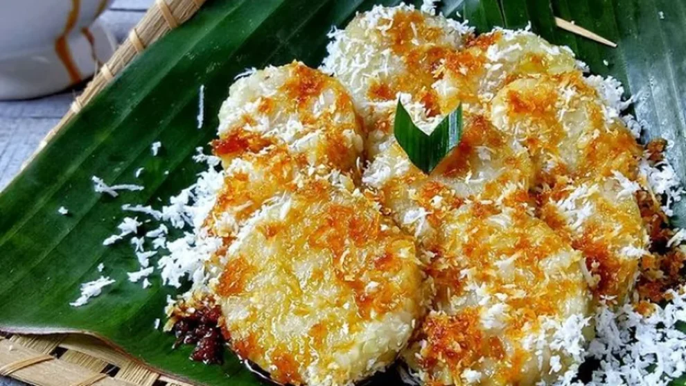 Jajanan Indonesia Lupis Dengan Siraman Gula Merah