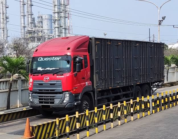 Kendaraan Bermotor Truk Dengan Bobot Besar Dan Berat