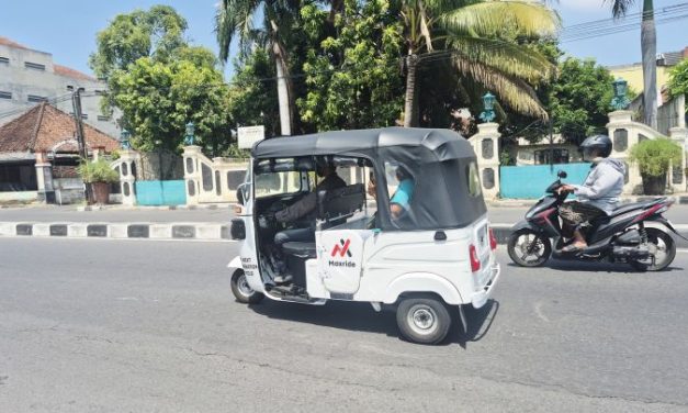 Kendaraan Transportasi Bajaj Dengan Bentuk Yang Unik