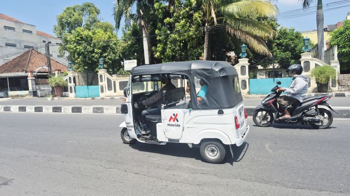 Kendaraan Transportasi Bajaj Dengan Bentuk Yang Unik