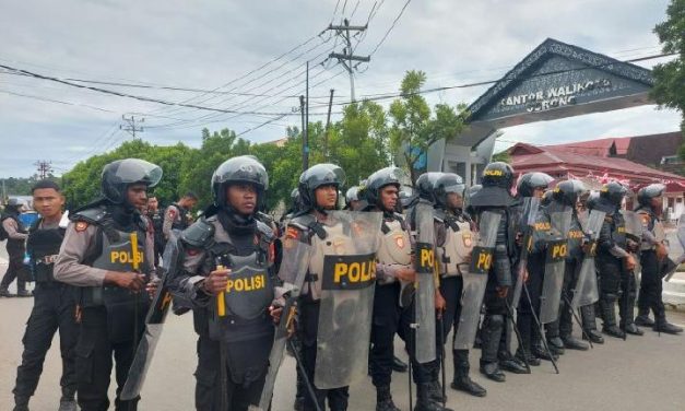 Seseorang Profesi Polisi Pengayom Masyarakat