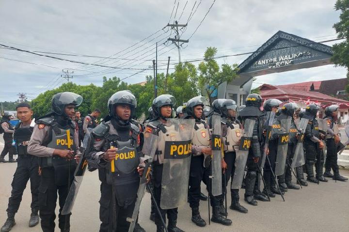 Seseorang Profesi Polisi Pengayom Masyarakat