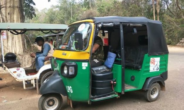 Kendaraan Unik Thailand Tuktuk Beroda Tiga