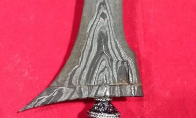 Sebuah Senjata Keris Tradisional Dari Nusantara