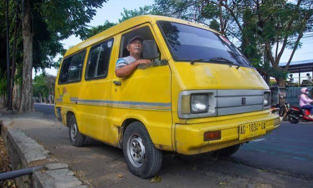 Kendaraan Umum Angkot Yang Berukuran Kecil