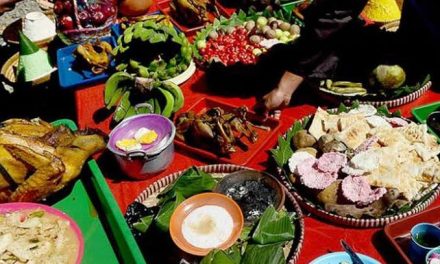 Persembahan Sesajen Dalam Bentuk Makanan Serta Bunga
