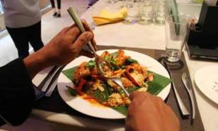 Perlengkapan Makan Garpu Dari Bahan Kayu Dan Besi