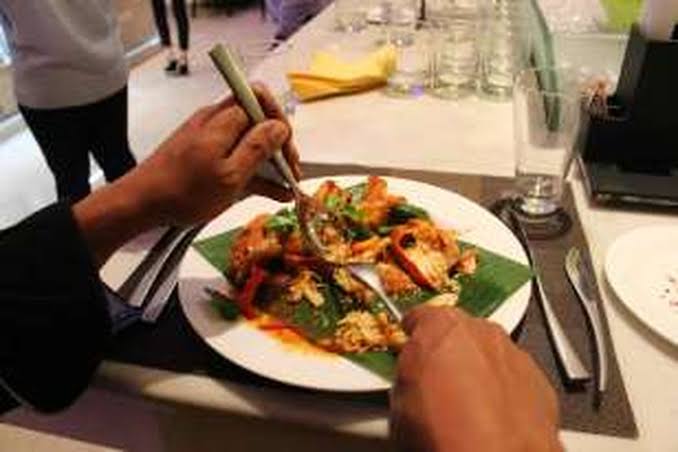 Perlengkapan Makan Garpu Dari Bahan Kayu Dan Besi