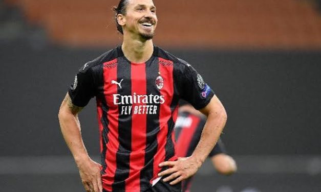 Pemain Depan Ibrahimovic Dalam Posisi Sepakbola