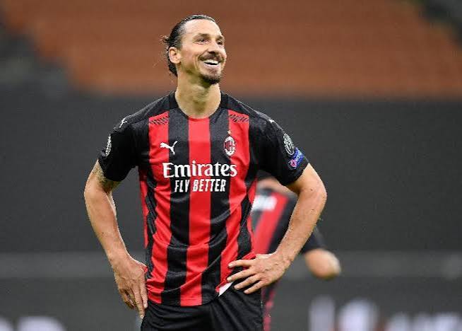 Pemain Depan Ibrahimovic Dalam Posisi Sepakbola