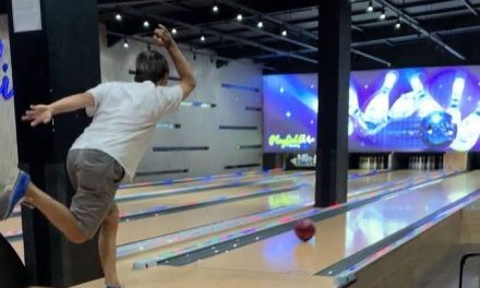 Olahraga Seru Bola Bowling Menjatuhkan Pin