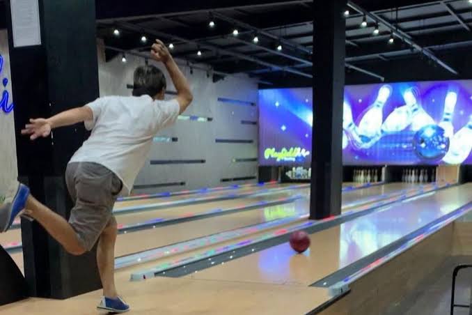 Olahraga Seru Bola Bowling Menjatuhkan Pin