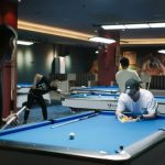 Suatu Olahraga Sodokan Billiar Di Atas Meja