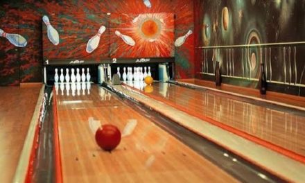 Olahraga Lempar Bola Bowling Pada Sebuah Arena