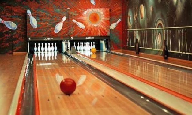 Olahraga Lempar Bola Bowling Pada Sebuah Arena