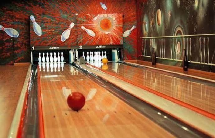 Olahraga Lempar Bola Bowling Pada Sebuah Arena
