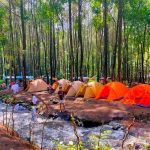 Kegiatan Alam Kemah Dengan Tenda Dan Perlengkapan