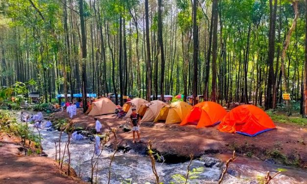 Kegiatan Alam Kemah Dengan Tenda Dan Perlengkapan